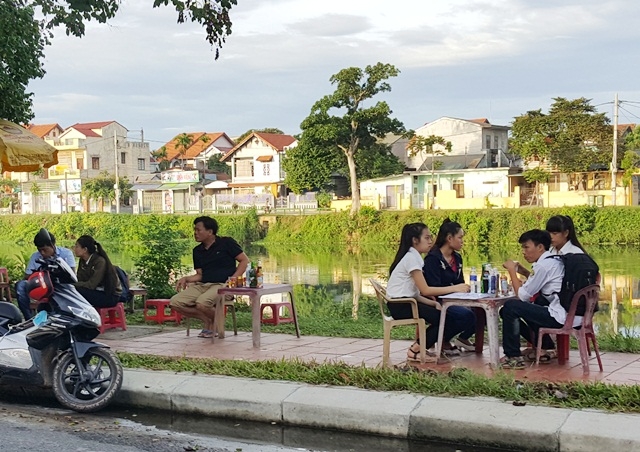 Th&iacute; sinh tranh thủ uống nước m&aacute;t ngo&agrave;i ph&ograve;ng thi.