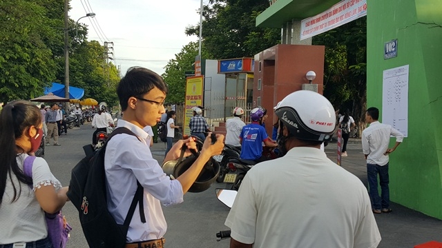 Phụ huynh dặn d&ograve; con.