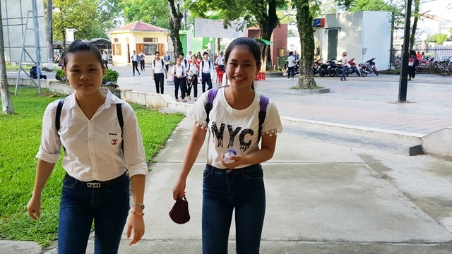 Nụ cười phấn chấn của 2 nữ th&iacute; sinh thi ở điểm Đại học N&ocirc;ng l&acirc;m Huế, cụm 33.