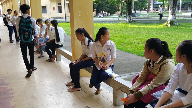Th&iacute; sinh ngồi xem hồ sơ