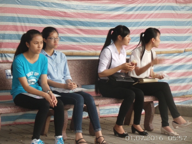 Nhiều th&iacute; sinh mua x&ocirc;i đến tận điểm thi ngồi ăn.