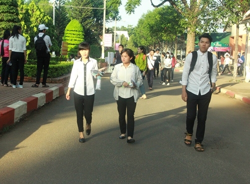 Th&iacute; sinh đi thi từ sớm.