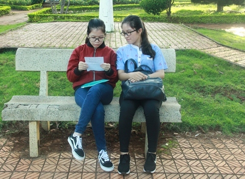 Th&iacute; sinh tranh thủ &ocirc;n lại b&agrave;i, trao đổi kiến thức.