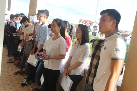 C&aacute;c sĩ tử đứng trước ph&ograve;ng thi, hồi hộp căng thẳng chuẩn bị bước v&agrave;o ph&ograve;ng thi