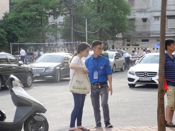 7h12 ph&uacute;t, một th&iacute; sinh vội v&agrave;ng đến điểm thi.