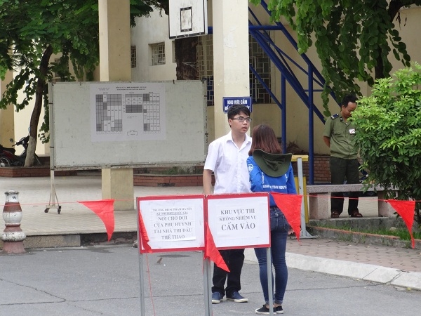 Một th&iacute; sinh kh&aacute;c, mang theo v&iacute; v&agrave;o ph&ograve;ng thi. Em đ&atilde; vội v&agrave;ng chạy xuống điểm tiếp nước để gửi v&iacute;.