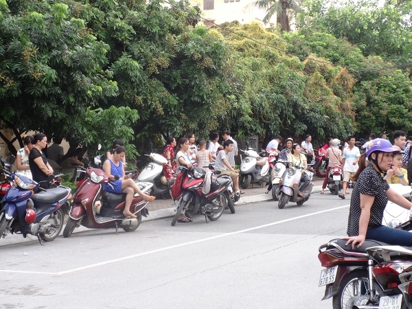 Nhiều phụ huynh lo lắng về b&agrave;i thi của con đ&atilde; chọn c&aacute;c ngồi lại c&aacute;c điểm thi để chờ đợi.