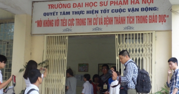 Thi THPT Quốc gia: Thí sinh "bất cẩn" mang theo ví vào phòng thi