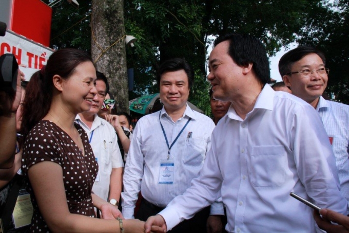 &nbsp;Bộ trưởng GD&amp;amp;amp;ĐT Ph&ugrave;ng Xu&acirc;n Nhạ c&ugrave;ng đo&agrave;n thanh tra đ&atilde; d&agrave;nh 10 ph&uacute;t thăm hỏi c&aacute;c vị phụ huynh đưa con đi thi. (Ảnh: VietNamNet)