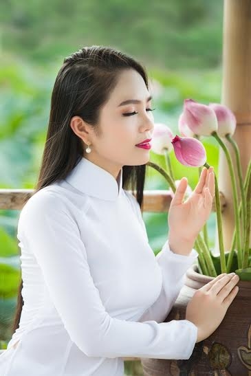 Hoa hậu Dương Kim &Aacute;nh đẹp thuần khiết b&ecirc;n hoa sen