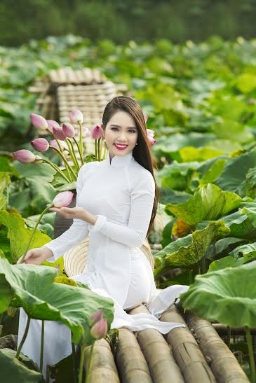 Hoa hậu Dương Kim &Aacute;nh đẹp thuần khiết b&ecirc;n hoa sen