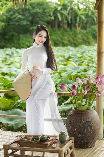 Hoa hậu Dương Kim &Aacute;nh đẹp thuần khiết b&ecirc;n hoa sen