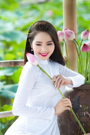 Hoa hậu Dương Kim &Aacute;nh đẹp thuần khiết b&ecirc;n hoa sen