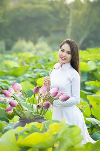 Hoa hậu Dương Kim &Aacute;nh đẹp thuần khiết b&ecirc;n hoa sen