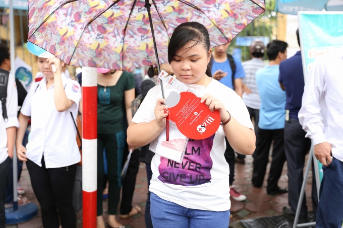 S&aacute;ng 30/6, những phần qu&agrave; đầu ti&ecirc;n đ&atilde; được trao đến c&aacute;c bạn th&iacute; sinh.