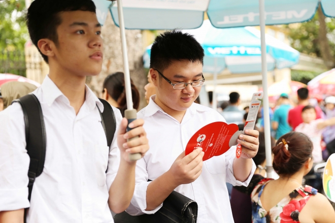 Trao tặng 5000 phần qu&agrave; tiếp sức m&ugrave;a thi