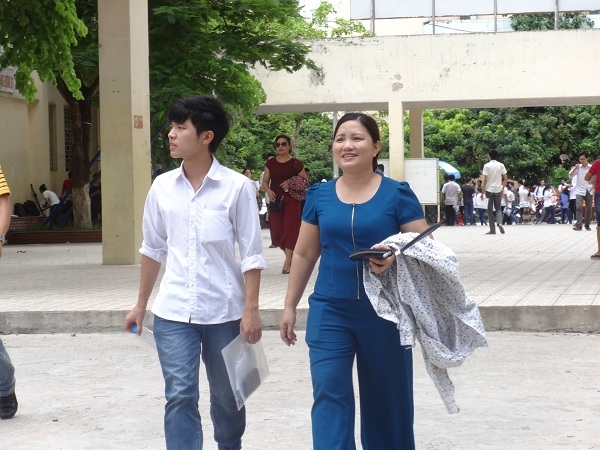 B&ecirc;n cạnh những th&iacute; sinh than kh&oacute; về đề thi v&agrave; cảm thấy kh&ocirc;ng tự tin với b&agrave;i thi của m&igrave;nh th&igrave; cũng c&oacute; những em ho&agrave;n th&agrave;nh b&agrave;i thi kh&aacute; ổn.