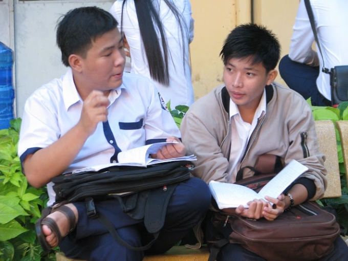 Th&iacute; sinh tranh thủ &ocirc;n lại b&agrave;i trước giờ G.