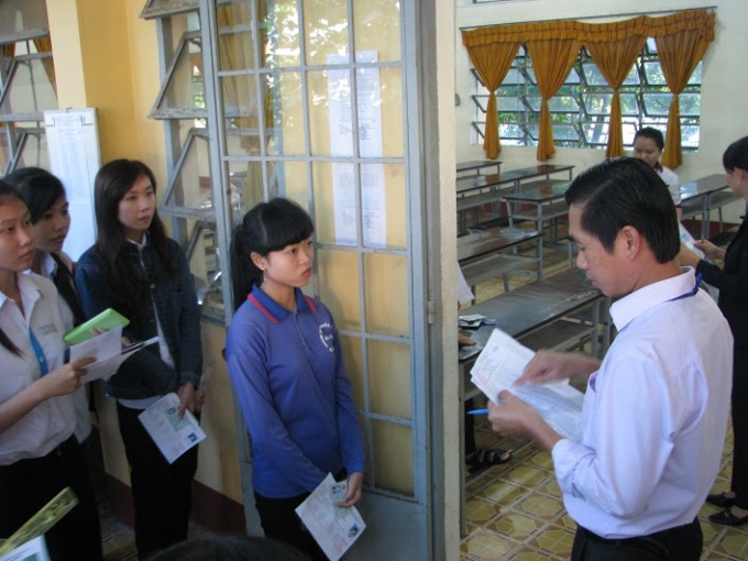 Th&iacute; sinh v&agrave;o ph&ograve;ng thi l&agrave;m thủ tục chuẩn bị thi m&ocirc;n to&aacute;n.