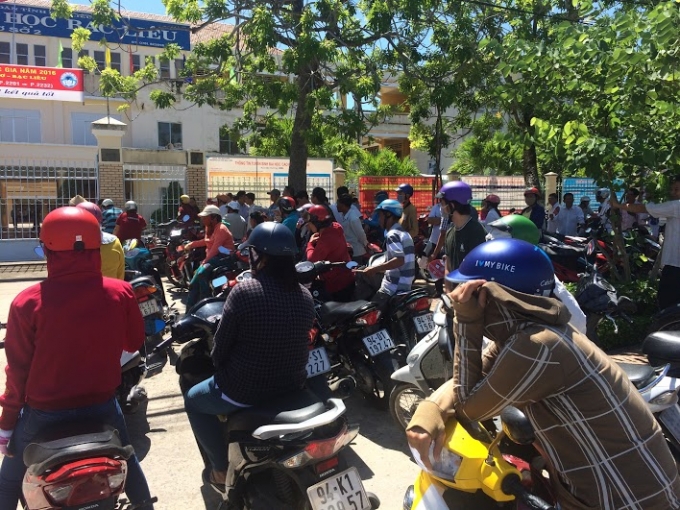 Đ&ocirc;ng đảo phụ huynh với t&acirc;m trạng hồi hợp chờ th&iacute; sinh trong l&uacute;c l&agrave;m b&agrave;i thi.