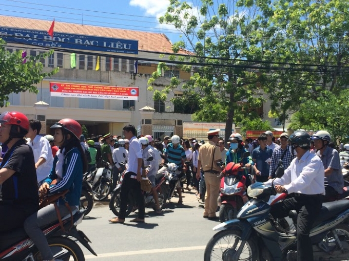 Lực lượng CSGT c&oacute; mặt tại khắp c&aacute;c điểm thi để giải tỏa giao th&ocirc;ng&nbsp;tr&aacute;nh xảy ra t&igrave;nh trạng kẹt xe trước c&aacute;c điểm thi.