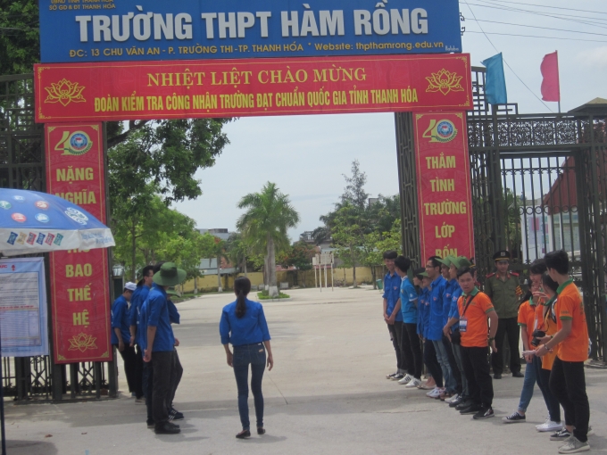 T&igrave;nh nguyện vi&ecirc;n sếp h&agrave;ng chờ đ&oacute;n th&iacute; sinh trước cổng trường.