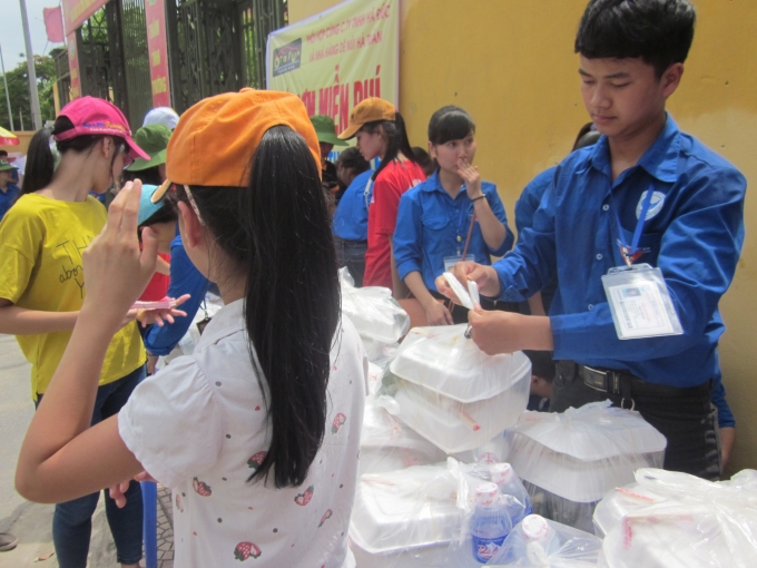 Một nh&oacute;m t&igrave;nh nguyện kh&aacute;c đang sắp xếp c&aacute;c suất cơm miễn ph&iacute;.