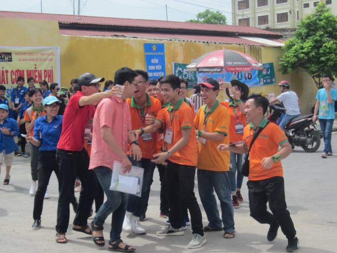 Th&iacute; sinh đầu ti&ecirc;n bước ra cổng trường trường trong sự ch&agrave;o đ&oacute;n nhiệt t&igrave;nh của c&aacute;c t&igrave;nh nguyện vi&ecirc;n.