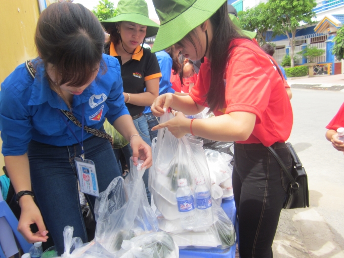 H&agrave;ng ngh&igrave;n suất cơm miễn ph&iacute; đến với c&aacute;c th&iacute; sinh c&oacute; ho&agrave;n cảnh kh&oacute; khăn