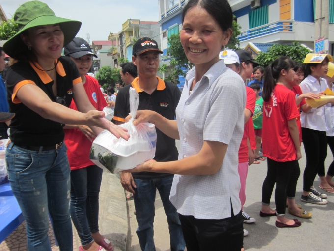 Một phụ huynh hạnh ph&uacute;c khi được gi&uacute;p đỡ từ cơm, nước uống đến ph&ograve;ng trọ khi đưa con đi thi.