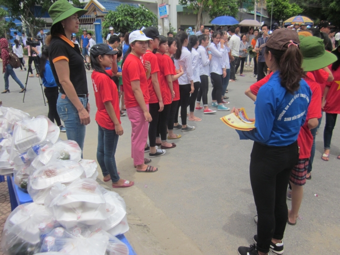 C&aacute;c t&igrave;nh nguyện vi&ecirc;n xếp h&agrave;ng phục vụ th&iacute; sinh.