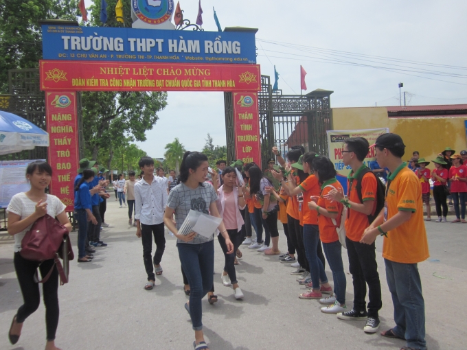 Th&iacute; sinh bước ra khỏi cổng trường trong sự ch&agrave;o đ&oacute;n nhiệt t&igrave;nh của t&igrave;nh nguyện vi&ecirc;n