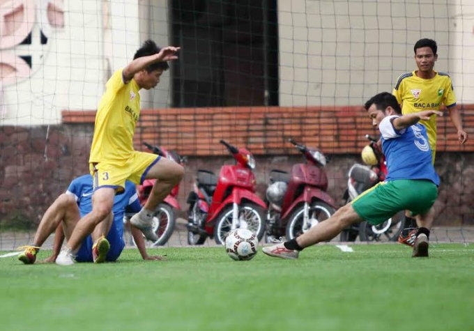 Một pha b&oacute;ng giữa CLB Li&ecirc;n qu&acirc;n b&aacute;o ch&iacute; Nghệ An (&aacute;o v&agrave;ng) v&agrave; đội b&oacute;ng Sở TT&amp;amp;amp;TT tại giải b&oacute;ng đ&aacute; b&aacute;o ch&iacute; Hội nh&agrave; b&aacute;o tổ chức v&agrave;o th&aacute;ng 6-2016.