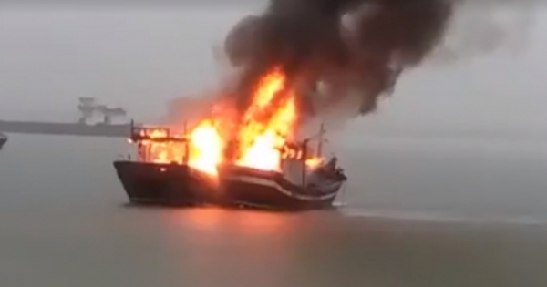 Ngư dân bất lực đứng nhìn hai tàu cá bốc cháy ngùn ngụt