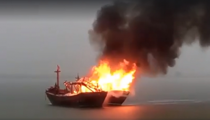 Ngọn lửa bốc ch&aacute;y qu&aacute; mạnh buộc ngư d&acirc;n phải chặt d&acirc;y neo v&agrave; đẩy hai con t&agrave;u ra xa.