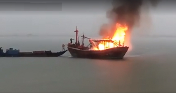 Khi người d&acirc;n tiếp cận được th&igrave; hai con t&agrave;u đ&atilde; ch&aacute;y gần hết.