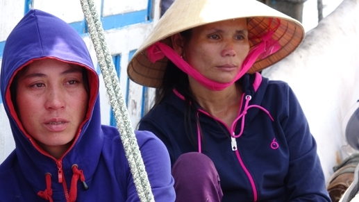 Ngư d&acirc;n chỉ biết kh&oacute;c nh&igrave;n t&agrave;i sản ch&aacute;y rụi.