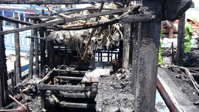 Hai con t&agrave;u chỉ c&ograve;n lại bộ khung trơ trọi.