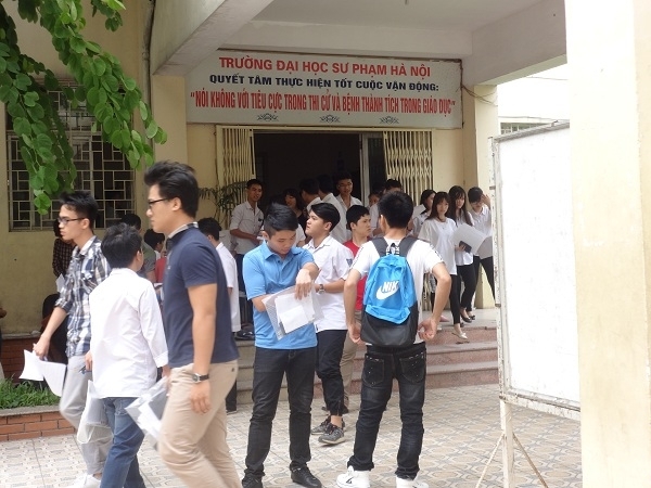 Nhiều thí sinh tỏ ra lo lắng vì không làm được bài thi môn Toán sáng nay. 