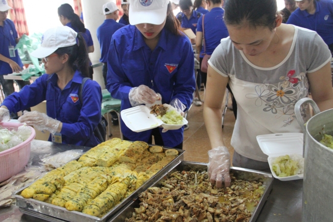 Từ s&aacute;ng sớm, c&aacute;c t&igrave;nh nguyện vi&ecirc;n đ&atilde; nấu cơm, sẵn s&agrave;ng phục vụ sĩ tử trong ng&agrave;y thi đầu ti&ecirc;n.