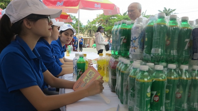 Nước uống miễn ph&iacute; tại c&aacute;c điểm thi sẵn s&agrave;ng để phục vụ th&iacute; sinh.