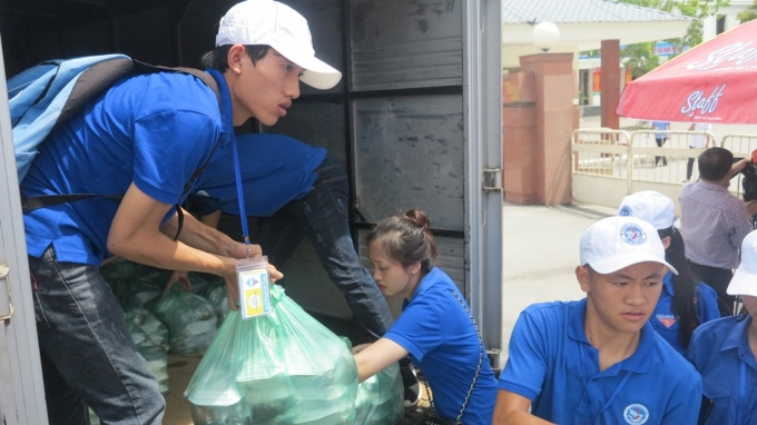 H&agrave;ng ng&agrave;n suất cơm đảm bảo an to&agrave;n vệ sinh thực phẩm được vận chuyển bằng xe &ocirc; t&ocirc; đến c&aacute;c điểm thi.
