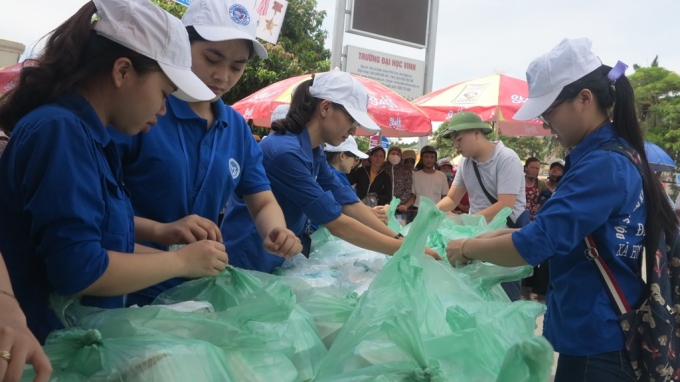 T&igrave;nh nguyện vi&ecirc;n sẵn s&agrave;ng đ&oacute;n, phục vụ cơm, nước cho&nbsp;th&iacute; sinh khi thời gian l&agrave;m b&agrave;i kết th&uacute;c.