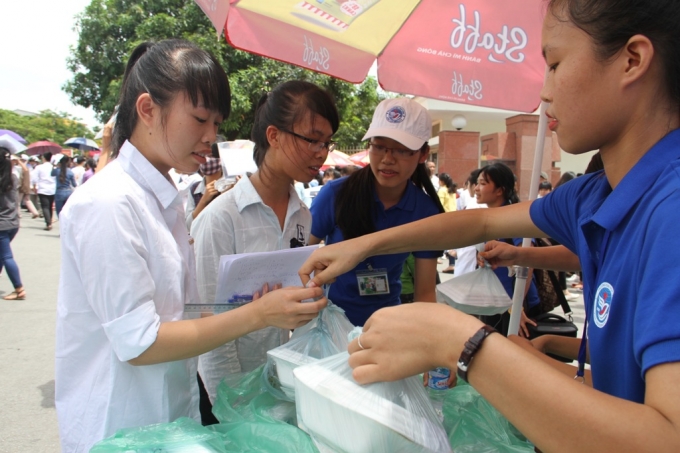 H&agrave;ng ng&agrave;n suất cơm, nước uống sạch, đảm bảo vệ sinh đ&atilde; được ph&aacute;t miễn ph&iacute; đến người nh&agrave; v&agrave;&nbsp;th&iacute; sinh trong ng&agrave;y thi đầu ti&ecirc;n tại c&aacute;c điểm thi tr&ecirc;n địa b&agrave;n tỉnh Nghệ An.