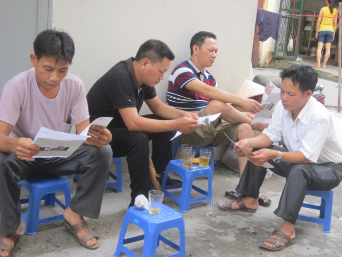 C&oacute; những vị phụ huynh th&igrave; ngồi đọc b&aacute;o nh&acirc;m nhi cốc tr&agrave; đ&aacute; để ngồi chờ con