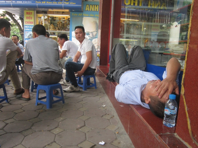 Nguời đ&agrave;n &ocirc;ng n&agrave;y ngủ lịm đi trước hiệu s&aacute;ch Nguyễn Văn Cừ.