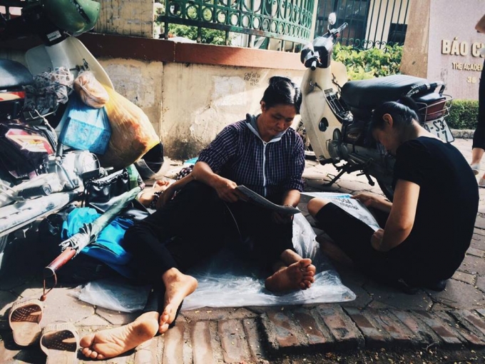 Mỗi người chờ con thi với những suy nghĩ kh&aacute;c nhau, nhưng họ c&oacute; chung t&acirc;m trạng thấp thỏm lo &acirc;u.