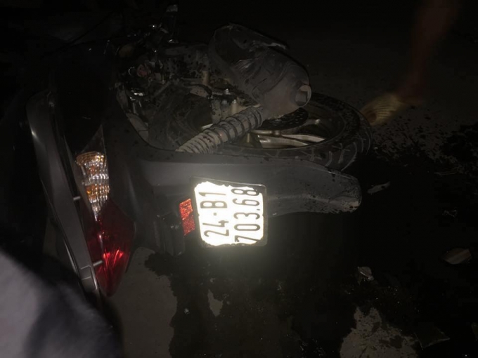 Chiếc xe m&aacute;y bị cơ động truy đuổi đến đầu cầu Kim T&acirc;n th&igrave; gặp nạn. Ảnh Laocaionline.