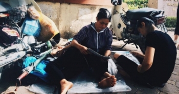 Chùm ảnh: Phụ huynh "vạ vật" chờ con đi thi