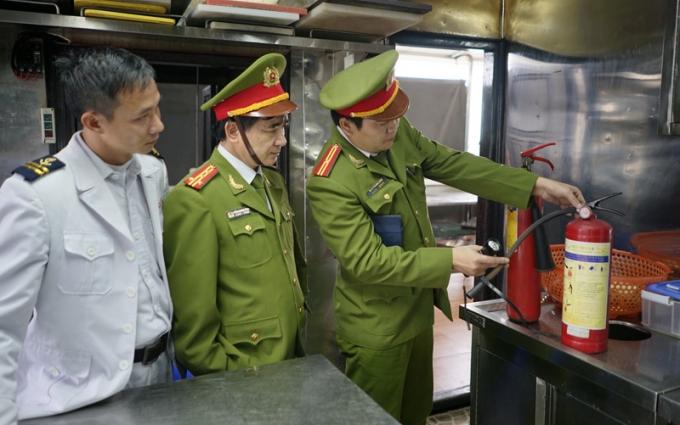 Lực lượng chức năng kiểm tra thiết bị PCCC tr&ecirc;n t&agrave;u.